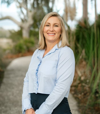 Portrait of Kelsey Bacon, Real Estate Advisor.